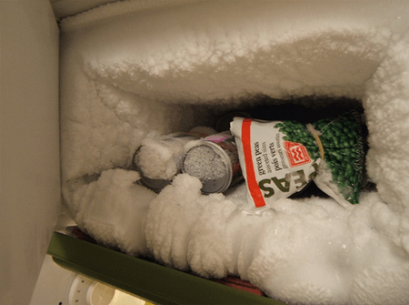 Нутро холодильника покрывается толстым слоем снега