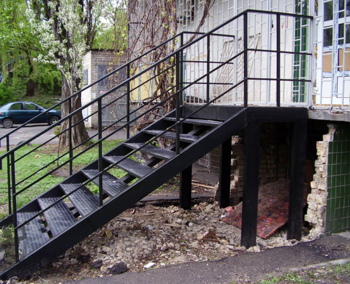 Входная группа лестница. Уличная лестница. Металлическая лестница. Наружная металлическая лестница. Металлическая лестница для крыльца.