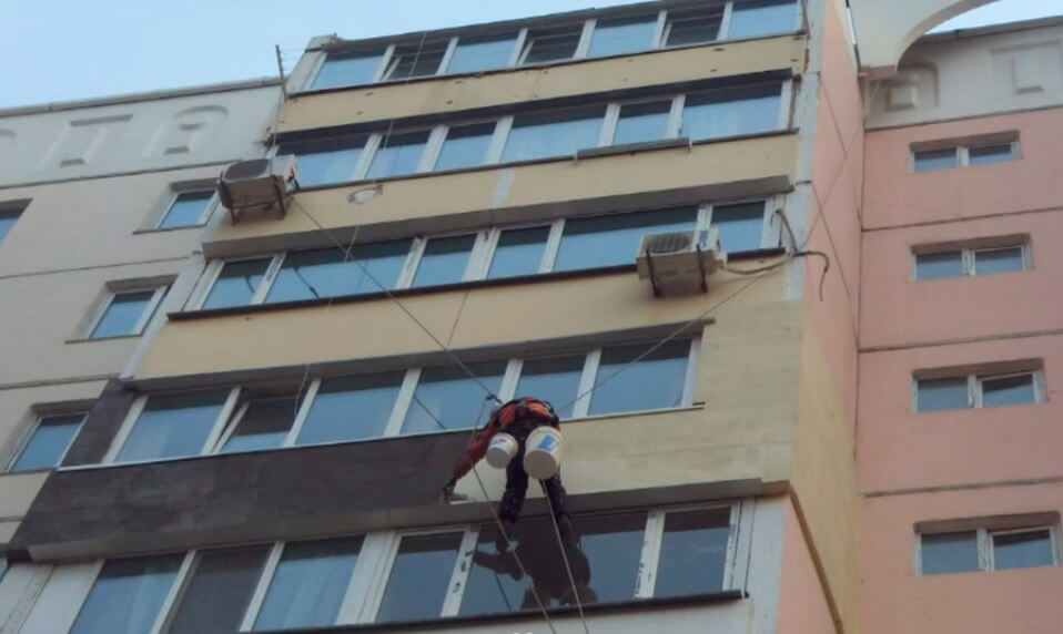 Утепление фасадов домов методом промышленного альпинизма в СПб