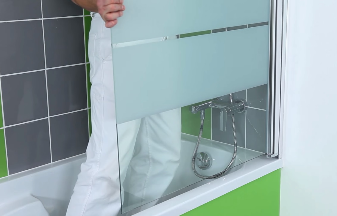 Крепление защитных экранов. Ширма на ванну стеклянная. Стеклянный экран на ванну. Защитный экран для ванной от брызг. Раздвижная ширма для ванной из пластика.
