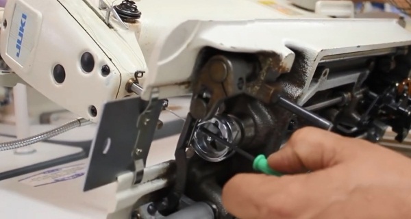 Путаются нитки в швейной машинке. Почему швейная машинка зажевывает нитки снизу. Как отремонтировать швейную машинку самостоятельно путается нить.