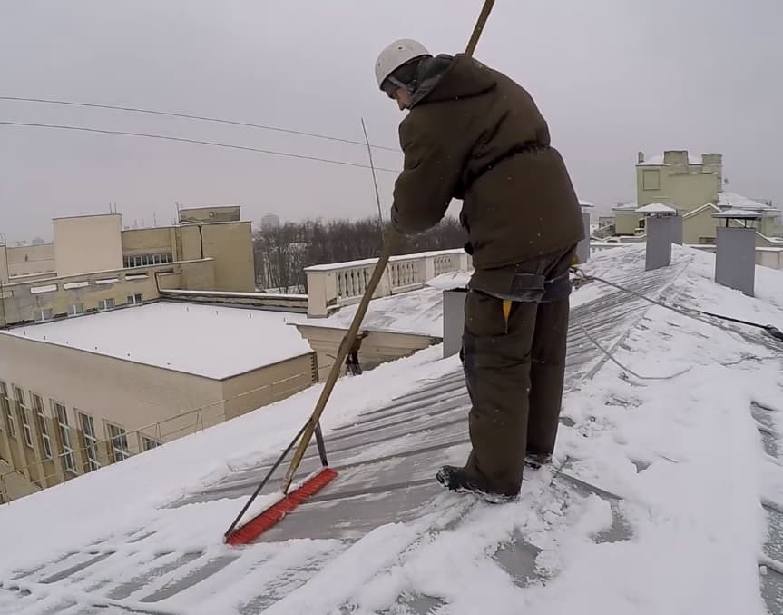 Уборка снега и сосулек методом промышленного альпинизма в СПб