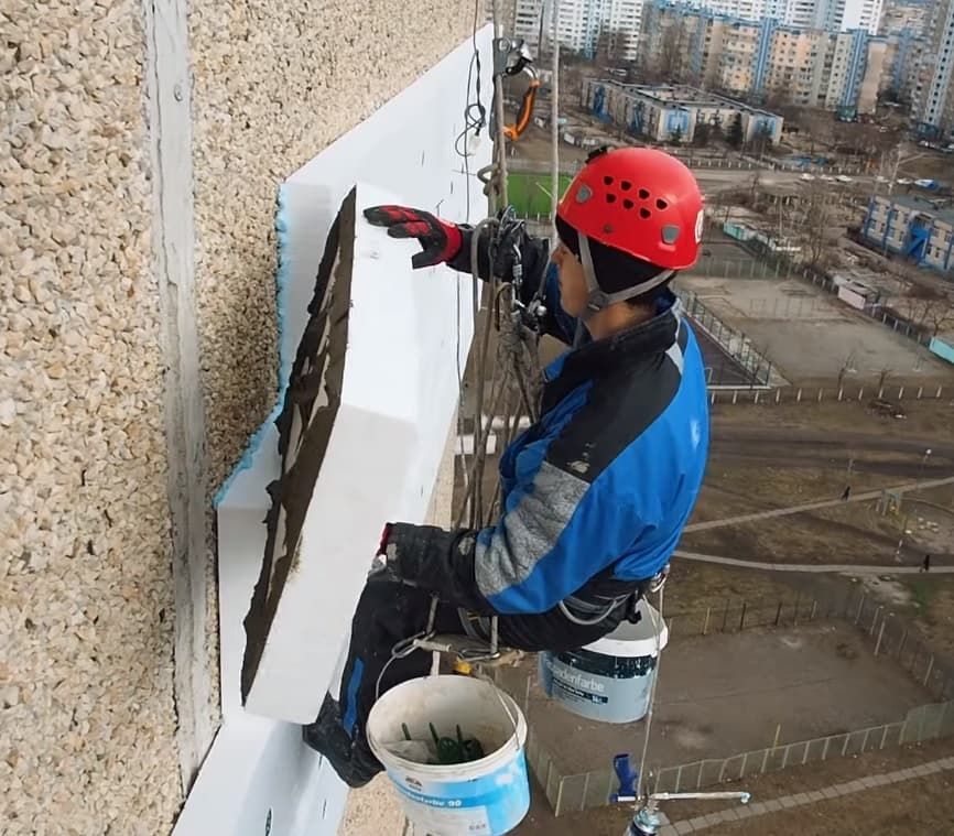 Фасадные работы методом промышленного альпинизма в СПб