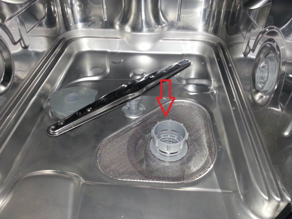 остается вода в посудомоечной машине