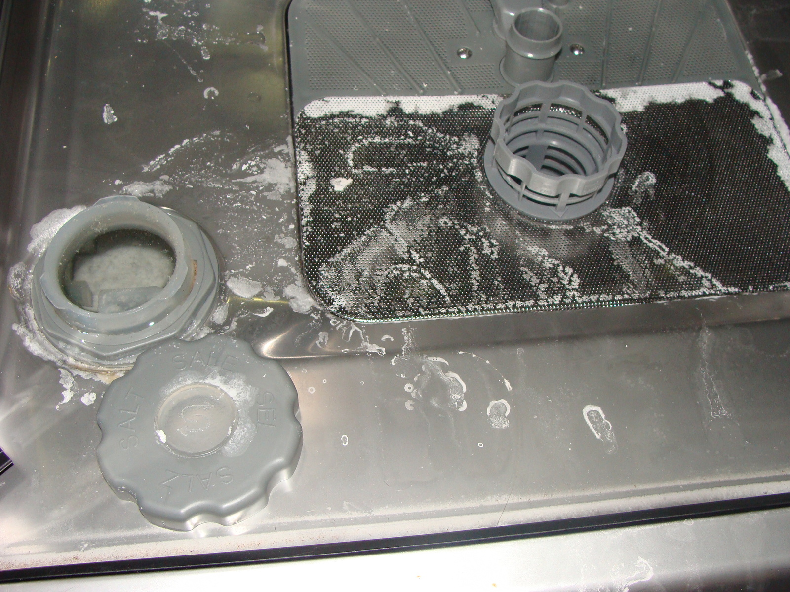 Почему в выключенную посудомоечную машину заливается вода