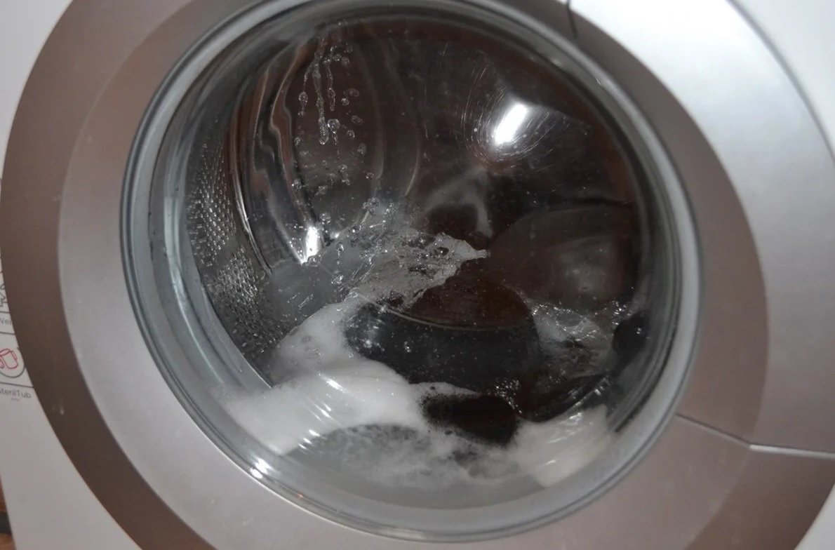 Почему в выключенной стиральной машине набирается вода в барабан