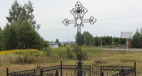 Кованые кресты на кладбище на заказ в Санкт-Петербурге