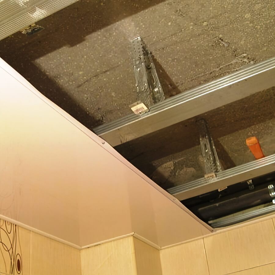 Потолок из пластиковых панелей на балконе. Как сделать? Материалы и монтаж