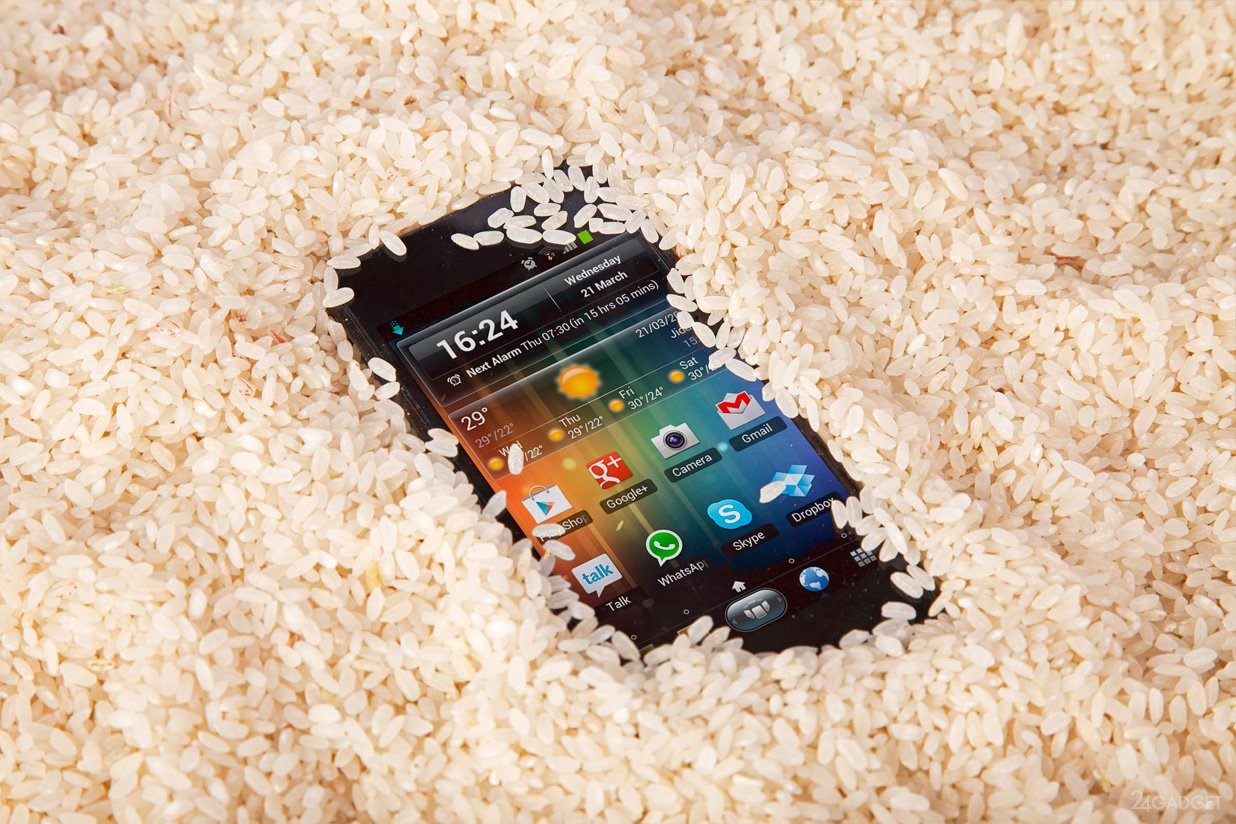 Высушить телефон в домашних условиях. Смартфон в рисе. Айфон в рисе. Сушка телефона в рисе. Если телефон намок.